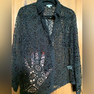 STUNNING Thick crochet like black button up, collard blouse